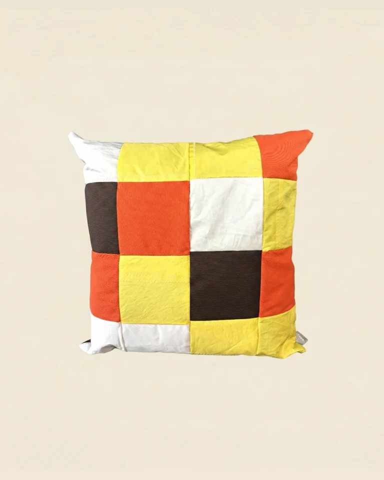 Coussin en voile de bateau recyclée OÈST Ateliers Landes France