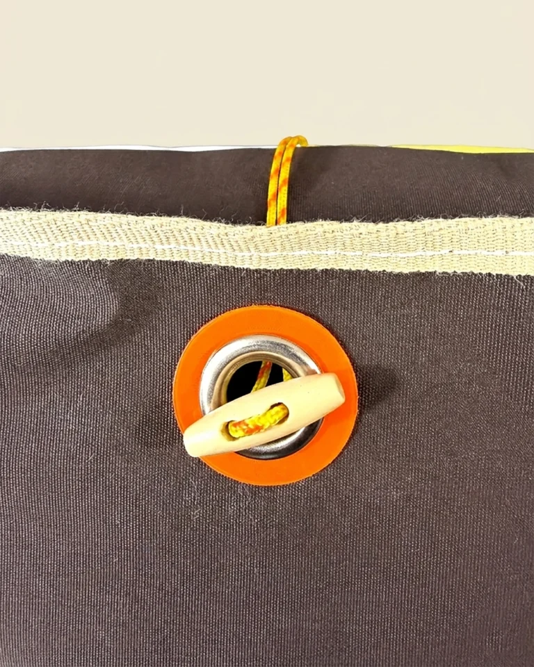 Coussin en voile de bateau recyclée OÈST Ateliers Landes France — vue 2