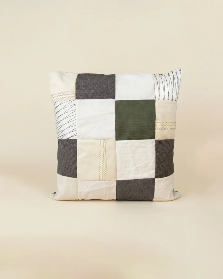 Coussin en voile de bateau recyclée OÈST Ateliers Landes France